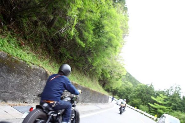 ヒデモのスポーツスターカスタムでのツーリング風景